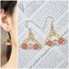 「ハンドメイド  揺れるビーズの三角形ピアス  ココアブラウン」 ビーズ キラキラ 揺れる 可愛い キュート 上品 フェミニン ナチュラル カジュアル  シンプル デート イベント 推し活