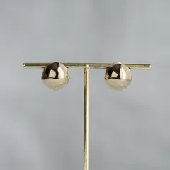 本当にボールの形のゴールドボールのピアス