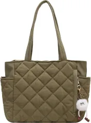 Raizm 軽量で楽ちん キルティング トートバッグ レディース 肩掛けバッグ ファスナー付き 大容量 通勤 通学 マスコット付き (カーキ， 人形付き)