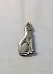 フランス デコ キャット ブローチ　シルバー　打ち出し　60s 猫　浮き彫りデザイン