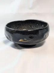 黒楽茶碗 平茶碗 抹茶碗 茶道具 楽焼 黒釉 銘あり（画像参照）口径13cm 高さ6.5cm 高台6cm 古美術 骨董 和食器 茶の湯 茶席 茶会 お点前 稽古道具に 単品  現状品
