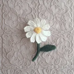 ブローチ　コサージュ　ハンドメイド　手編み　手作り　一点もの　可愛い　かわいい　おしゃれ　素朴　ナチュラル　レトロ　花　デイジー　デージー　マーガレット　雛菊　野の花　白　緑　黄色　編み　編み物　刺繍糸　かぎ針編み　レース編み　ノースポール　お出かけ