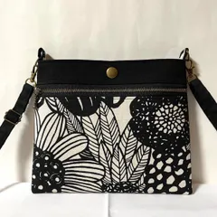 横型スマホポシェット 北欧風モダンフラワー柄 ショルダーストラップ付き