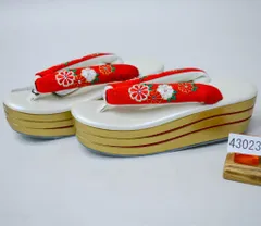 草履 ヒール高 鼻緒に刺繍入 菊刺繍 3段 白×赤×金 桂由美 24cm フリーサイズ 適合足サイズ23.0～24.5cm NO43023