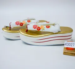 草履 ヒール高 鼻緒に刺繍入 菊刺繍 3段 白×金 桂由美 24cm フリーサイズ 適合足サイズ23.0～24.5cm 振袖 NO43027