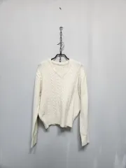 アイボリー色 ケーブル編み Vネックニット