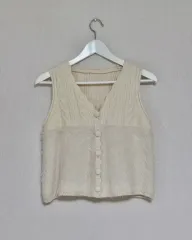 アイボリー ケーブル編み ファー ニットベスト