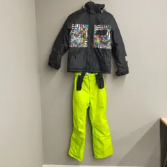 N1059 【キッズ160ｃｍ】上下セット kissmark キスマーク スキー スノーボード ウェア 防寒 黒/イエロー系 フード取り外し可 子供 柄 冬