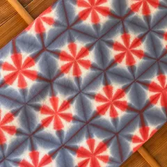 s203 【sato】 手染め 手ぬぐい ブルー × 鮮やかレッドの 雪花絞り エコ染料使用 日本手拭い 有松鳴海絞り などと同技法 綿100% ハンドメイド 一点物 偶然できる柄 和柄 レトロポップ タペストリー 綿はぎれ コットン 半襟などにも 花柄 赤色