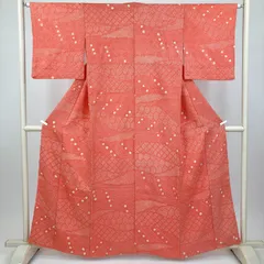 たんす屋 TANSU-YA 着物 リユース着物 小紋 コーラルピンク カジュアル 吉祥文 絞り 袷 絹 未洗い 【身丈】156cm【裄丈】64cm MS7380