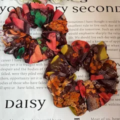 ハンドメイドシュシュ2色ブラウン花柄