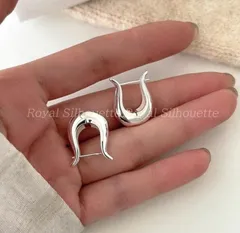 ピアス 耳飾り シルバーカラー 銀色 花 シンプル フープ風 可愛い 大人可愛い シンプル レディース ジュエリー イベント パーティー 大人かわいい デイリー ガーリー フェミニン 個性的