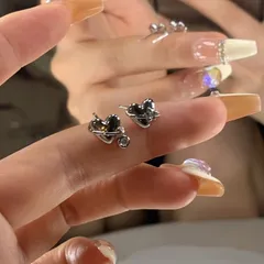 シルバーハート×シルバーボール ピアス クールなシルバーハートにシルバーカラーの立体ボールを組み合わせたトレンド感溢れるピアス。甘さ控えめで韓国ストリートやモード系コーデのアクセントに最適な万能デザイン。