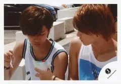 【中古】生写真(ジャニーズ) Mr.King vs Mr.Prince/平野紫耀・神宮寺勇太/横型・バストアップ・衣装白・青・神宮寺右手スプーン・目線下・平野左手カップ・目線左・野外/キンプリハワイ第一弾/公式生写真