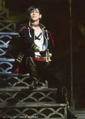 【中古】生写真(男性) 仲田博喜(明石国行)/ライブフォト・全身・座り・1部衣裳・目線左・階段・キャラクターショット・2Lサイズ/「ミュージカル『刀剣乱舞』 ～葵咲本紀～」ローソンプリント限定ブロマイド