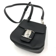 サルヴァトーレフェラガモ ショルダーバッグ 黒 レザー ステッチ 斜め掛 ポシェット