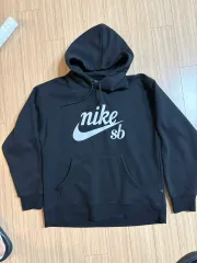 NIKE SB ロゴが際立つブラック フーディー Tシャツ (S級)