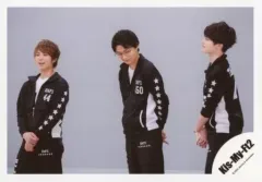 【中古】生写真(ジャニーズ) Kis-My-Ft2/北山宏光・横尾渉・玉森裕太/横型・膝上・衣装黒・北山と玉森両手重ね・横尾両手後ろ/アルバム「To-y2」特典映像オフショット/公式生写真