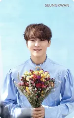 【中古】コレクションカード(男性) SEVENTEEN/SEUNGKWAN(スングァン)/上半身・衣装青・両手花束・背景空/CD「JAPAN 2ND SINGLE『舞い落ちる花びら(Fallin’ Flower)』」SEVENTEEN×HMV Thanksキャ