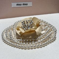 miu miu ビジューリボンネックレス ゴールド - メルカリ