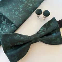 ④-8  蝶ネクタイ　ポケットチーフ　カフス3点セット