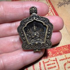 チベット密教の携帯用お守り・仏箱である「ガウ（Ghau /モチーフにした