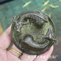 銅製 置物（牛）2頭 オーナメント オブジェ 陰陽勾玉 文鎮 ペーパー