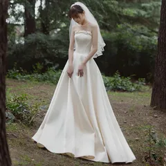 花嫁のためのフレンチスタイルウェディングドレス、エレガントで洗練された、白鹿風のスタイル。若い女性のための白いガウン。