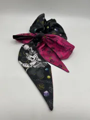 東京ディズニーリゾート Disney ディズニー ディズニーランド バラ 薔薇 宝石 ミニー 柄 シュシュ ヘアゴム  リボン付き パイレーツver. F-08