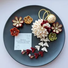 つまみ細工の髪飾り　赤　くすみカラー　成人式　卒業式　七五三【No.36】