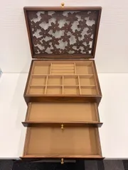 【中古品】 木製 花柄透かし彫り アクセサリーケース ジュエリーボックス 宝石箱 インテリア小物 小物入れ アンティーク 現状品