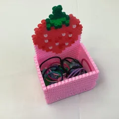 かわいい・イチゴＢＯＸのヘアゴム入れ　と　子供用ヘアゴム１４個セット・組み立ても簡単　ゴム入れも付いておりお片付けも楽ちんです
