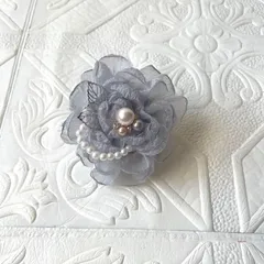 045 ハンドメイド コサージュ パール ビーズ　卒業式　卒園式　入学式　入園式　オーガンジー　グレー　結婚式　パーティー　イベント　セレモニー　レース　パールコサージュ　髪飾り　2way