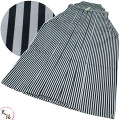 踊り 袴 踊り用 袴 縞模様 白鼠・黒色系 Mサイズ （紐下 84.5cm） 馬乗型 リサイクル品 【中古 袴 踊り 着物 踊り着物 踊り用着物 和服 リサイクル着物 舞踊 着物 踊り用 衣裳 袴 リサイクル着物】