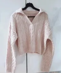 Vネック ケーブル編み KARA（カラ） クロップド ニット ピンク/チャコール (新品)