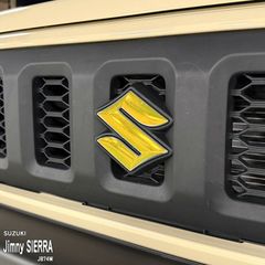 ジムニー　JB64W JB/JC74W フロントグリル筆記体ホワイトエンブレム ジムニー JB64W JB/JC74W フロントグリル筆記体ホワイトエンブレム