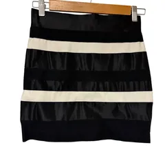  Alice+Olivia レディース スカート US4サイズ ボーダー ホワイトブラック 2100000139347【MN8】のサムネイル