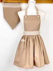 ベージュのお洒落なハンドメイド子供エプロンと三角巾のセット