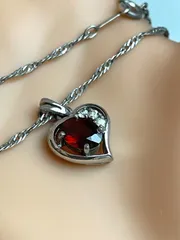 【気品漂う深紅】天然石ガーネット ハートモチーフ シルバーネックレス