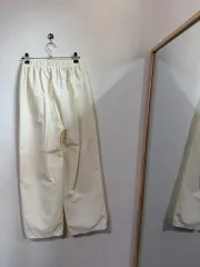 アイボリー色 イージーパンツ