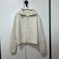 ケーブル編み ジップアップ ニット