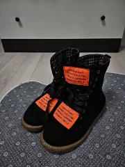 ブラック スウェード レタリング ショート ブーツ