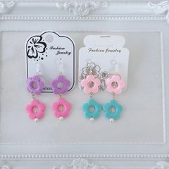 カラフルフラワーのハンドメイドイヤリング - メルカリ