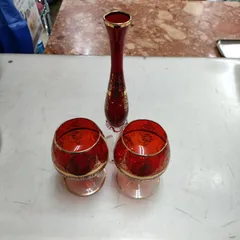 ◆ボヘミアグラス 赤色のワイングラス2個と花瓶のセット
