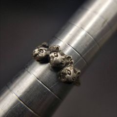 EmiriA シルバー925 トラ両前足ピアス 未使用 - メルカリ