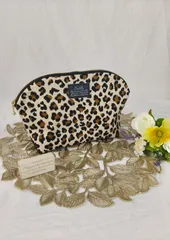 シックなヒョウ柄のラウンドポーチ　ハンドメイド ポーチ　レオパード　動物　ブラック　シェルポーチ　化粧ポーチ　メイクポーチ　豹柄