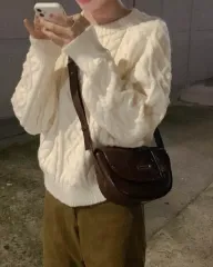 ラウンドネック ケーブル編み ニット