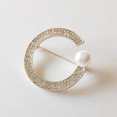 【難あり】パール付きパヴェ風サークルブローチ　ラインストーン