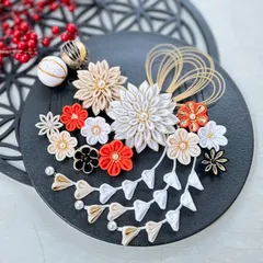 ＊°:｡＊ つまみ細工 髪飾り ＊｡:°＊ 白　ベージュ　柿色　黒　金　 成人式　卒業式　振袖　袴　ホワイト　オレンジ　ブラック　金　かすみ草　和玉　水引