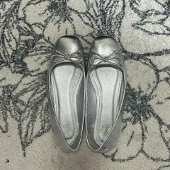 シルバー フラットシューズ